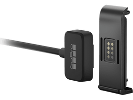 Câble de chargement GoPro avec un logo GoPro et un connecteur pour un appareil noir.