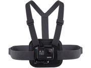 Support pectoral GoPro avec caméra attachée, sangles noires et logo GoPro.
