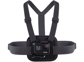 Support pectoral GoPro avec caméra attachée, sangles noires et logo GoPro.