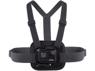 Support pectoral GoPro avec caméra attachée, sangles noires et logo GoPro.