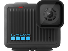 Charger l&#39;image dans la galerie, Caméra GoPro, noire, avec objectif sur le côté, vue en angle, sur fond noir.
