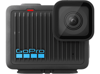 Caméra GoPro, noire, avec objectif sur le côté, vue en angle, sur fond noir.