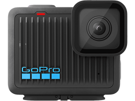 Caméra GoPro, noire, avec objectif sur le côté, vue en angle, sur fond noir.
