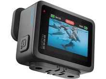 Charger l&#39;image dans la galerie, Caméra GoPro Hero noire, affichant une vidéo de dauphins sur son écran.
