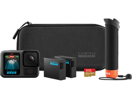 Caméra GoPro et accessoires : un étui noir, des batteries, une carte SD et une poignée.