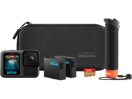 Caméra GoPro et accessoires : un étui noir, des batteries, une carte SD et une poignée.