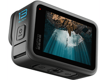 Charger l&#39;image dans la galerie, Caméra d&#39;action GoPro noire avec écran montrant un plongeur dans l&#39;eau.
