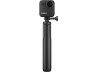 Caméra GoPro noire sur une perche à selfie noire. La caméra a deux objectifs et un écran, la perche est côtelée.