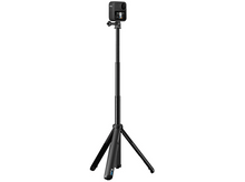 Charger l'image dans la galerie, Une caméra d'action noire sur un trépied, avec une extension de perche à selfie.
