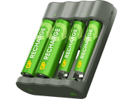 Chargeur de batterie avec quatre piles AA vertes. Texte GP Recharge sur les piles. Fond sombre.