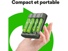 Charger l'image dans la galerie, Main tenant un chargeur avec quatre piles rechargeables vertes.
