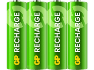 Quatre piles AA GP Recharge vertes. Les piles sont cylindriques avec le logo et la marque.
