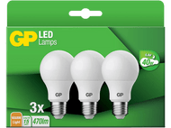 Une boîte de trois lampes LED GP. La boîte est verte et les lampes sont blanches.