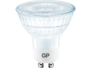 Gros plan d'une ampoule LED de la marque GP. Elle est blanche avec deux broches métalliques en bas.