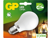Une ampoule LED GP dans un emballage vert et blanc. L'ampoule est blanche, et une lampe est en arrière-plan.