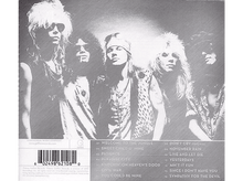 Charger l'image dans la galerie, Pochette d'album d'un groupe posant. Image monochrome. Le groupe est au centre. Le fond est gris.
