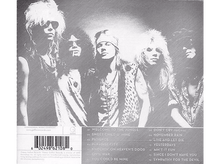 Charger l'image dans la galerie, Pochette de l'album de Guns N' Roses. Membres du groupe sur une photo de groupe avec un fond blanc et gris.
