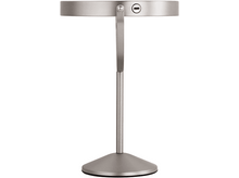 Charger l'image dans la galerie, Lampe de bureau en métal argenté, dessus rond, bras réglable et socle rond. Fond blanc.
