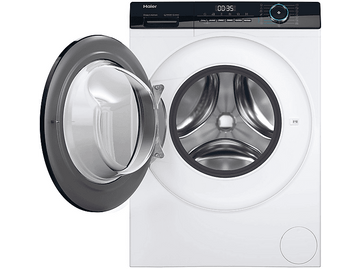 Lave-linge Haier blanc avec porte ouverte. Affichage numérique indique l'heure. Isolé sur fond blanc.
