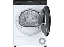 Charger l&#39;image dans la galerie, Un sèche-linge Haier blanc avec une porte ouverte, montrant le tambour à l&#39;intérieur, sur fond blanc.
