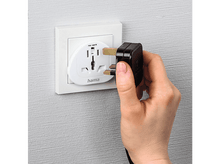 Charger l&#39;image dans la galerie, Une main branchant un adaptateur de voyage dans une prise murale.
