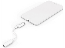 Charger l&#39;image dans la galerie, Smartphone blanc avec un adaptateur USB-C vers 3,5 mm blanc connecté. Fond blanc.
