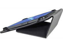 Charger l&#39;image dans la galerie, Une tablette reposant sur un support gris et noir. La tablette est dans un étui de protection.
