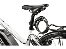 Charger l&#39;image dans la galerie, Selle et cadre de vélo avec câble de cadenas à combinaison attaché à la tige de selle, fond blanc.
