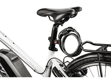 Selle et cadre de vélo avec câble de cadenas à combinaison attaché à la tige de selle, fond blanc.