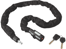 Charger l&#39;image dans la galerie, Antivol de chaîne noir avec clés, fond noir.
