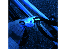 Charger l&#39;image dans la galerie, Personne déverrouillant un antivol de vélo avec une clé la nuit. Serrure et clé éclairées.
