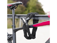 Charger l&#39;image dans la galerie, Un antivol de vélo noir fixant un vélo à une rambarde métallique. Le cadenas est en chaîne.
