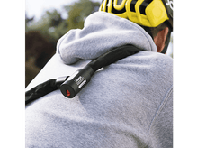 Charger l&#39;image dans la galerie, Une personne porte un sweat-shirt gris avec un antivol noir autour du cou. Casque jaune en fond.
