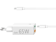 Chargeur GaN 65W blanc avec deux ports USB-C et un câble détachable. Fond blanc.