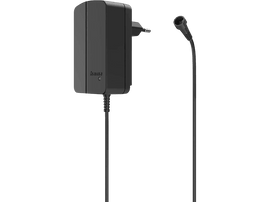 Chargeur noir avec une prise et un microphone. La marque est visible. Fond noir.