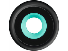 Charger l&#39;image dans la galerie, Un bouchon d&#39;objectif noir, avec un cercle bleu-vert clair au centre, sur fond noir.
