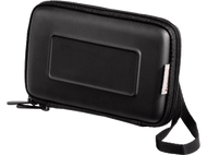 Étui noir, rectangulaire, zippé avec une petite poignée et une étiquette blanche.