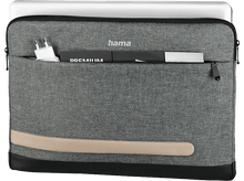 Charger l&#39;image dans la galerie, Une housse grise pour ordinateur portable avec une poche contenant un chargeur et un stylo. Un ordinateur portable est à l&#39;intérieur.
