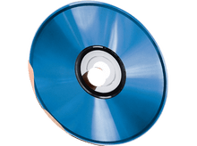 Charger l&#39;image dans la galerie, Une main tient un CD bleu tandis qu&#39;une autre le vaporise avec une solution de nettoyage.
