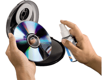Charger l&#39;image dans la galerie, Une personne pulvérisant un CD avec un spray de nettoyage. Le CD est dans un étui de nettoyage.
