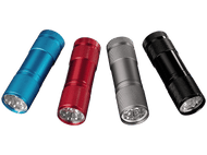 Quatre lampes de poche colorées : bleu, rouge, gris et noir. Toutes sont allumées.