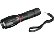 Lampe de poche noire avec un anneau rouge. Elle a une sangle noire. Le fond est noir uni.