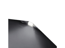 Charger l'image dans la galerie, Lampe de poche noire avec faisceau lumineux blanc sur surface sombre et réfléchissante.
