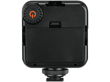 Charger l&#39;image dans la galerie, Un appareil noir avec un bouton d&#39;alimentation orange. Il possède un compartiment à piles à l&#39;arrière.
