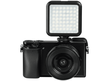 Charger l&#39;image dans la galerie, Appareil photo noir avec une lumière LED attachée, sur fond blanc.
