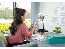 Charger l&#39;image dans la galerie, Femme se filmant avec une lampe annulaire et un smartphone.
