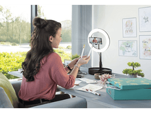 Charger l&#39;image dans la galerie, Femme avec anneau lumineux, téléphone, stylos et une boîte cadeau sarcelle.
