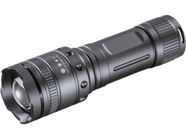 Une lampe de poche argentée avec zoom et boutons marche/arrêt, en biais sur fond blanc.