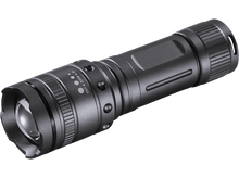 Charger l&#39;image dans la galerie, Lampe de poche grise, avec bague de réglage de la mise au point et boutons. Inclinée vers le spectateur.
