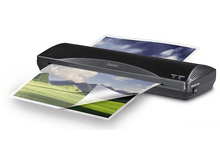 Charger l&#39;image dans la galerie, Laminateur noir avec un document laminé. Texte: &#39;HAMA&#39;.
